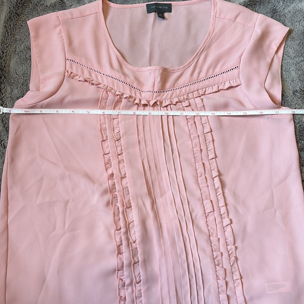 The Limited 🩷 Ruffle Top - Picture 4 of 5